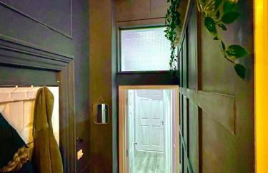 AdeamStays provides Beautiful centrally located 1 and 2 bed apartments on Liverpools Boulevard - Foto 50