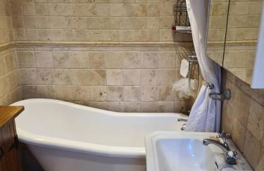 Cheerful, bright, cosy period cottage with hot tub - Foto 37