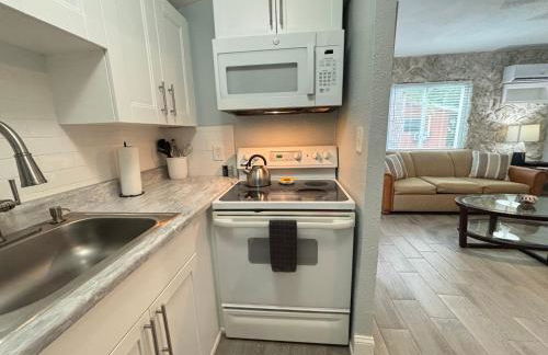 Dolphin Updated Cottage On River - 1 Mile to Beach Kitchen Washer Dryer - Foto 15