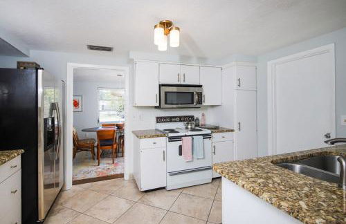 Siesta Sol Art Bungalow- 2 miles to Siesta Key! - Foto 16