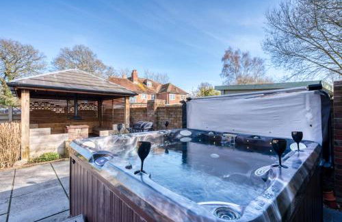 The Oaks Barn - A Countryside Luxury Rural Escape with Hot tub & Fire Pit! Tranquil Group Retreat - Sleeps 8, Pet Friendly & Off road Parking - By Blue Puffin Stays - Photo 31