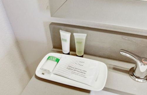 Vibrant Downtown Studio Wifi Pool Gym - Photo 25