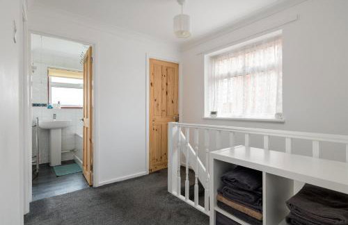 Spacious 3BR Home in Leighton Buzzard Parking Sleeps 5 Walk to Town & Train Near Rushmere Country Park & Leighton Buzzard Railway Perfect for Families & Work Stays - Foto 11