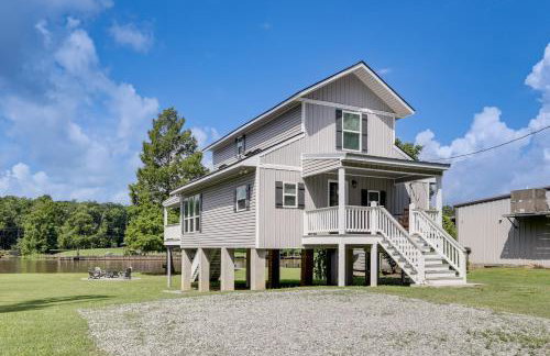 Riverfront Family Retreat w/ Yard in Saint Amant - Foto 1