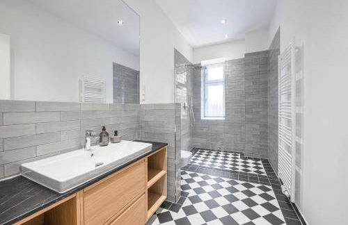 The Bornholmer, Spacious 100m2, Ideal for Groups & Families, 2BR, huge living room, 4 - 8 Guests - Foto 13