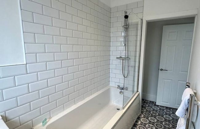 Large Five Bedroom Home with parking - Foto 32