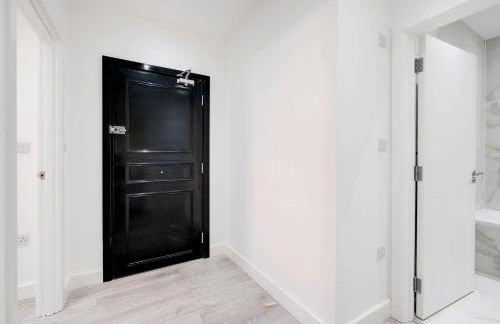 Luxurious 1 Bed Serviced Apartment with Wi-Fi - Photo 25