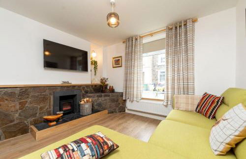 Sleeps 6. Free Wifi. Free Parking central location. - Photo 1