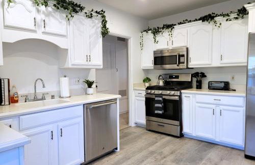 Private and large 2 bedroom house with Pool table, backyard and office near attractions - Foto 7