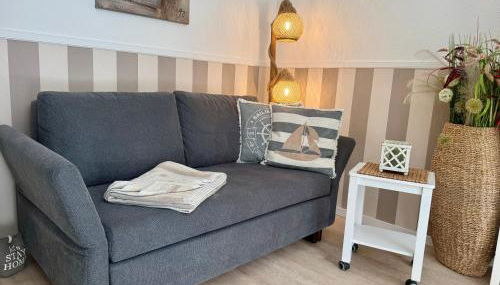 SOLund - Sonne im Herzen - ruhige und sonnige Ferienwohnung mit Terrasse und Garten nahe Strand und Ostsee - Foto 4, furniture