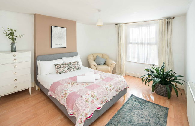 Stylish Penthouse for 6 in Woolwich - Photo 1