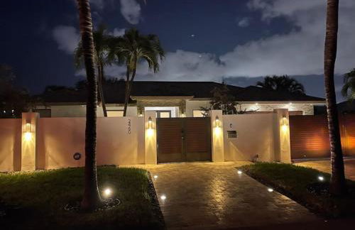 Lynoras Luxe Estate 3 bedroom 3 bath with Modern Design and Heated Pool - Foto 73