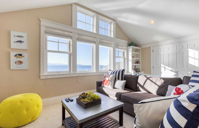 Waterfront 4bdr w/ Deck, Stunning Views, Fire Pit Cedar Street by Avantstay - Foto 29