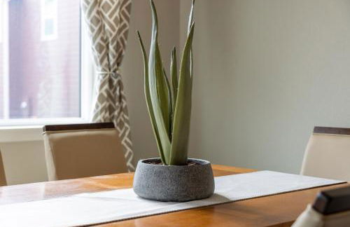 Rooftop Sunset Escape BBQ & Billiards Sleeps 8 - Foto 25