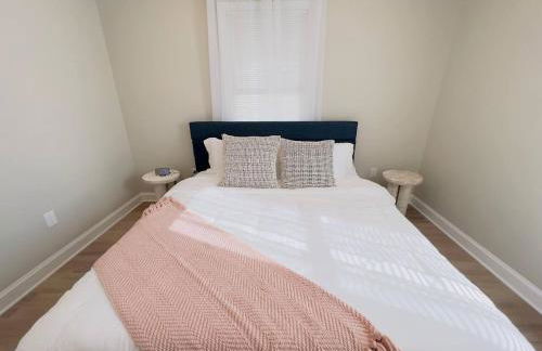 3BR Beach House | Fire Pit & Bar | Steps to Beach - Foto 18