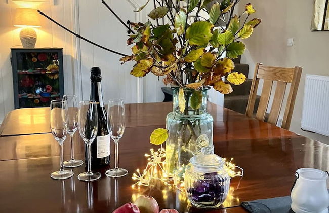 Courtyard Cottage With hot tub and Walled Garden - Foto 1