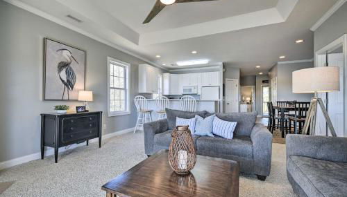 Spacious Southport Condo with Balcony! - Foto 5