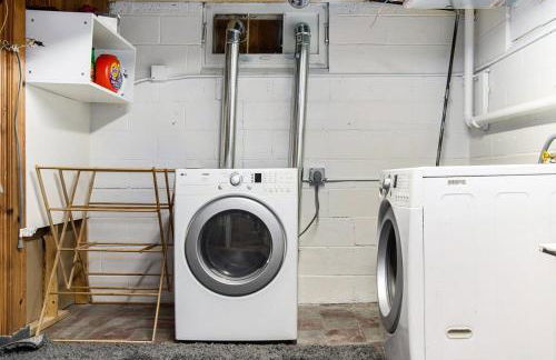 Bright & Stylish 4BR Spot - Close to Downtown Fun - Foto 41