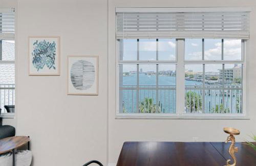 NEW Beach Condo 5 min walk to the Beach Sleeps 9 - Foto 6