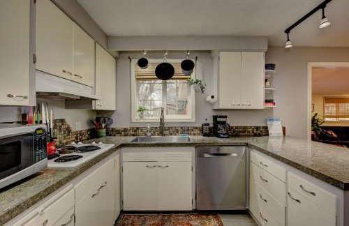 Sunset Home perfect for extended stays with fully fenced in yard, designated office, two living rooms, located across from Boise Foothills and close to Bogus Basin in Boise's North End - Photo 11