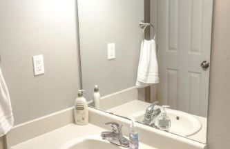 Rest Easy Retreat - 2BR Near SHSU - Pool - WiFi - Free Parking - Foto 27