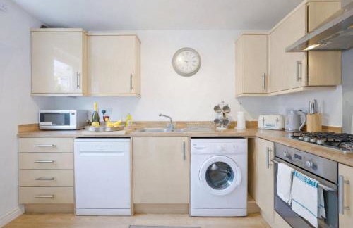 Stylish 3 Bedroom House - Excellent Location - Free Parking, Garden, Fast Wifi, Work Space and Self-Check-In by Yoko Property - Foto 14