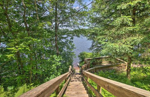 Waterfront New England House on Wickaboag Lake! - Foto 23