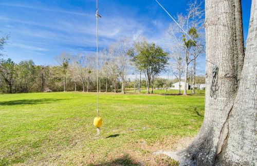 Porch with Swing and Kayaks Rural Mississippi Retreat - Foto 22