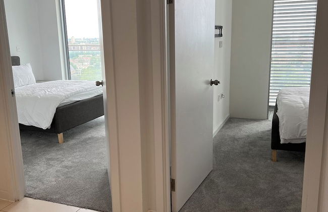 Delightfully Spacious Bright 2bedroom - Photo 2