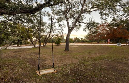 Feed Deer and Chickens Cozy Cottage 8 min to Boerne - Photo 51