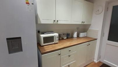 Ladbury House in Walsall near M6, Walsall Uni and Hospital, with free parking and easy access to Birmingham city centre and West Bromwich, only 20 mins to NEC and Birmingham airport, 15 mins to Villa Park, Great for contractors! - Foto 4