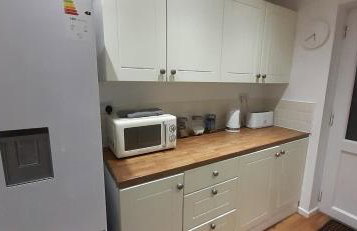 Ladbury House in Walsall near M6, Walsall Uni and Hospital, with free parking and easy access to Birmingham city centre and West Bromwich, only 20 mins to NEC and Birmingham airport, 15 mins to Villa Park, Great for contractors! - Foto 4