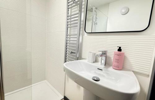 Elegant 2-Bed Apartment with AC, Sleeps 6, Free Parking, Netflix, WiFi, New build - Photo 16