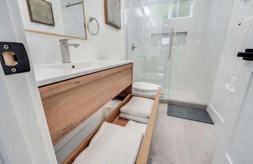 Brand New Apt w Parking Blocks from Downtown- E - Photo 9