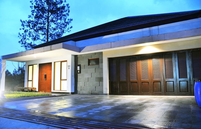 Mentari Hill View 8 BR heated pool and movie room - Photo 38