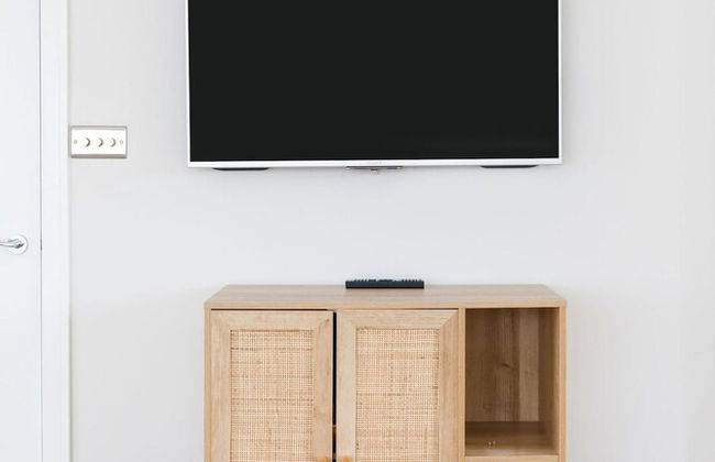 Mariners Stylish Beachside Getaway With Sea Views - Photo 68