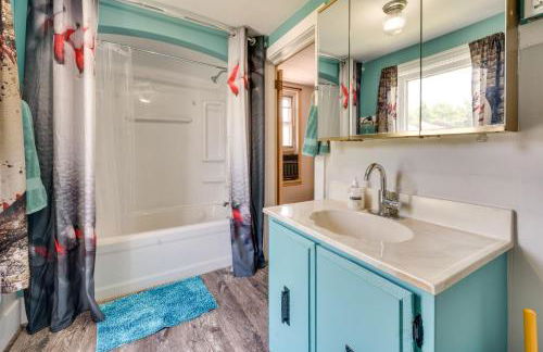 Cozy Iowa Getaway with Patio and Fenced-In Yard! - Foto 16