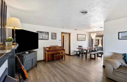 Lakefront Washington Home with Private Pool and Sauna - Foto 5