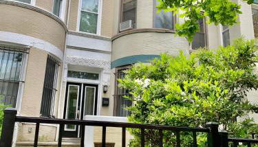 Classy Victorian Brownstone Subway Shopping - Photo 4