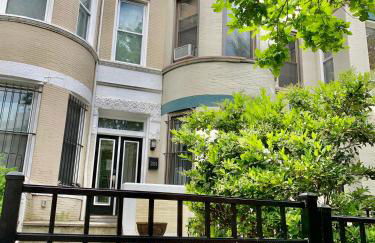 Classy Victorian Brownstone Subway Shopping - Photo 4