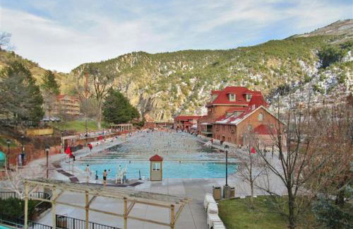 Cozy Central Glenwood Springs Condo with 2 Decks! - Foto 28