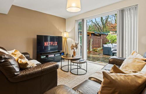 Forest View- Oasis Mural -Didsbury Zen Sleeps 10 - Photo 3