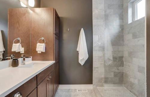 Zen Haus* Lavish Getaway w/ Gym, Sauna, Hot Tub - Foto 55