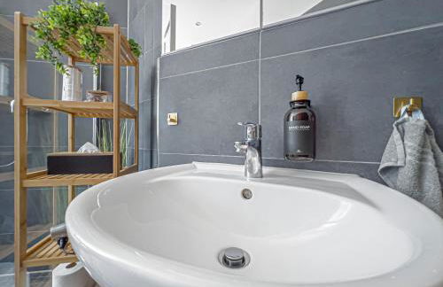 Gemütliche Ferienwohnung mit 2 Schlafzimmern, kostenfreiem Parkplatz, modernem Bad, Küche, Waschmaschine & Trockner - Foto 25