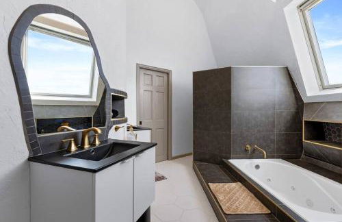 The KingDome - A Unique, Royal Experience with Hot Tub, Rooftop and Views - Foto 17