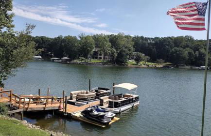 Sleeps 22, Lakefront w/ Private Dock & Pool, 2 Houses Lake Living by Avantstay - Foto 6