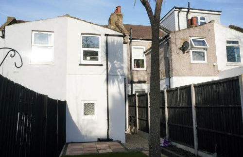 Luxury 3-Bedroom Home , with Free parking - Photo 2