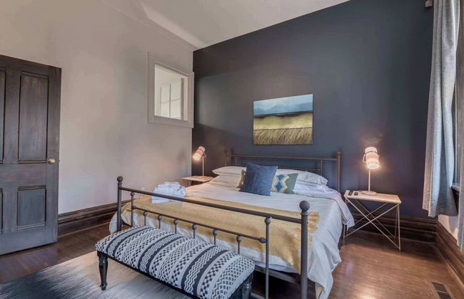 Casa Queen East Jaw Dropping 3BR Suite - Photo 4