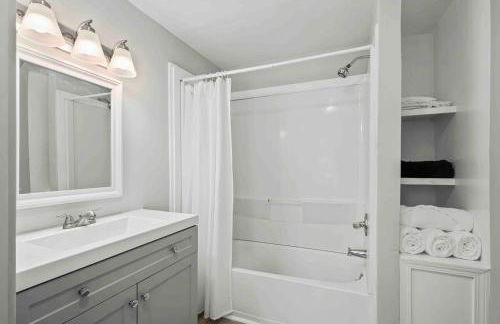 3 mins from Downtown - PS5, King Bed & EV Charger - Foto 2