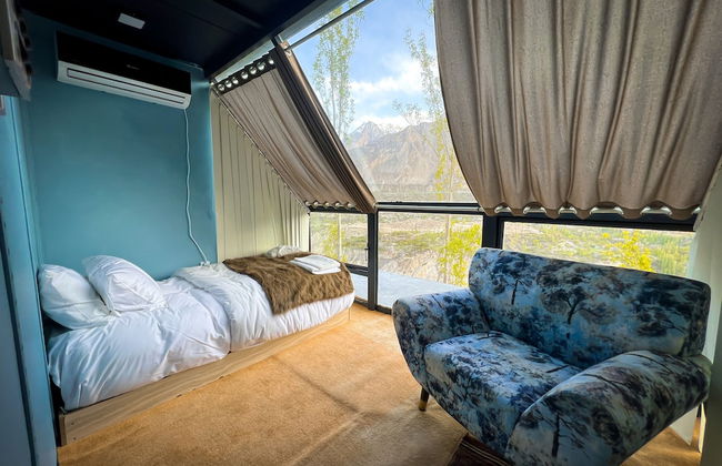 Stunning Cliff-edge 2-bedroom Chalet in Karimabad - Photo 8